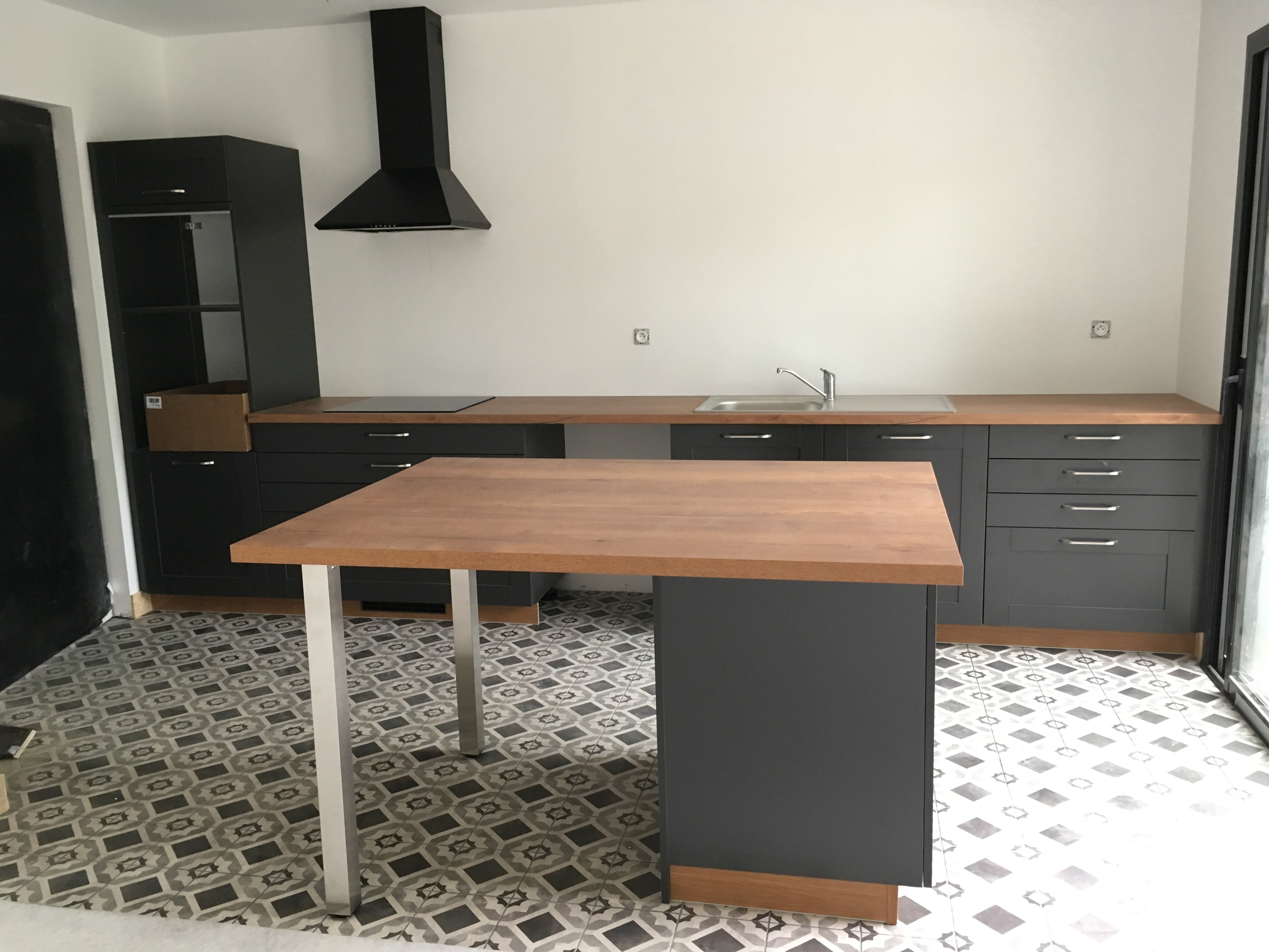 Cuisine équipée moderne avec électroménager intégré — comparaison équipée vs semi-équipée